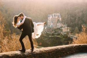 50 Amazing Poses for a Wedding Photo Shoot 23