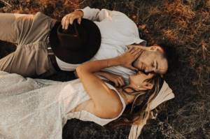 50 Amazing Poses for a Wedding Photo Shoot 28