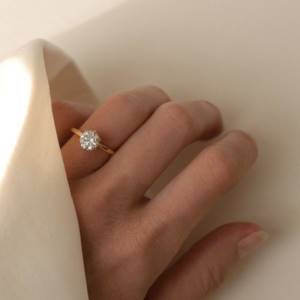 аккуратное обручальное кольцо на пальце