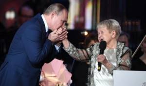 Александра Пахмутова и Владимир Путин на юбилейном вечере