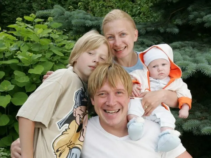 Alexey Kravchenko with his first wife Alisa and children