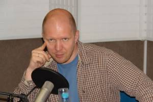 Анатолий Кузичев в радиостудии