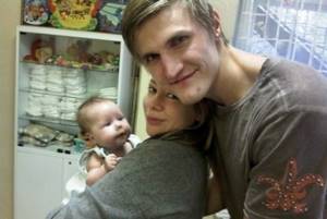 Andrey Kirilenko with his wife and daughter