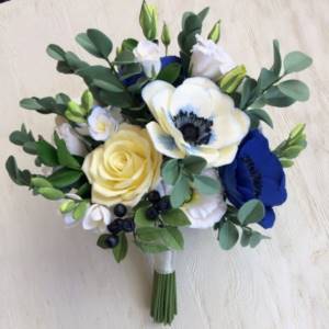 anemones in the bride&#39;s bouquet