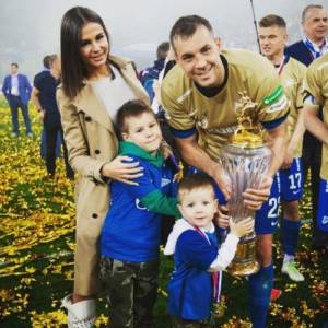 Artem Dzyuba with his family: wife Kristina and children Nikita and Maxim