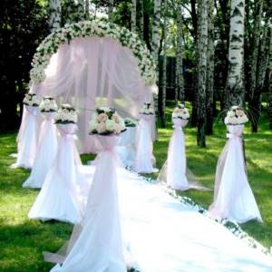 белая арка с цветами на свадьбу