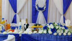 бело-синее оформление свадебного стола