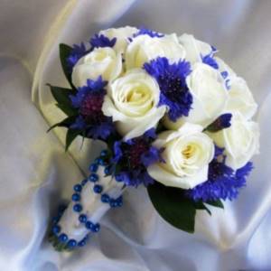 white and blue wedding bouquet with roses and daisies