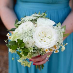 white flowers in the bridesmaid&#39;s bouquet