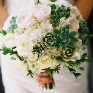 белые и зеленые цветы в букете невесты