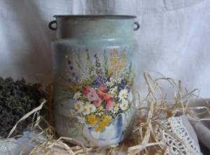 A can made using the decoupage technique is not only a practical item, but also an excellent decorative element.