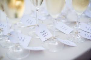 Bubbly bar: 7 свадебных идей для подачи шампанского, Рассадочные карточки и декор стола