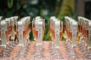 Bubbly bar: 7 свадебных идей для подачи шампанского, Рассадочные карточки и декор стола