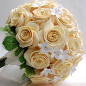 букет из кремовых роз на свадьбу