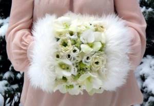 bouquet-clutch for the bride at the wedding