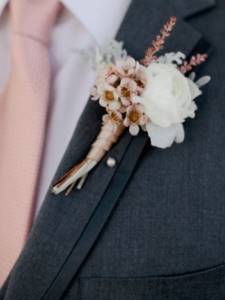 bride&#39;s bouquet and groom&#39;s boutonniere