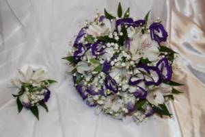 Bride&#39;s bouquet of eustoma and alstroemeria