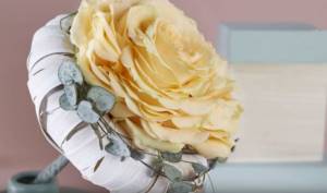 Bride&#39;s bouquet of rose petals