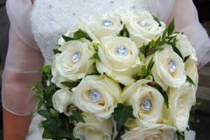 bride&#39;s bouquet of roses with rhinestones