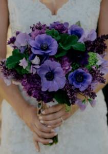 букет невесты с фиолетовыми цветами