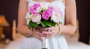 Bride&#39;s bouquet with ranunculus