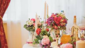 Bouquets on tables for guests during a wedding banquet