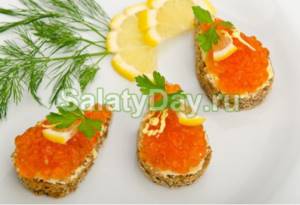 Sandwiches with red caviar, lemon and parsley