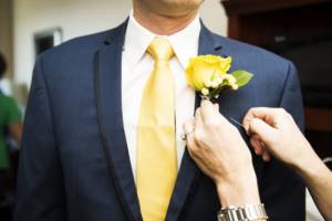 Rose boutonniere for the groom: classic is always in fashion