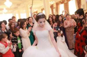 чеченская невеста в танцевальном кругу
