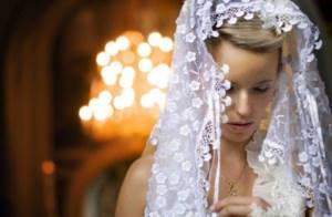 what to wear on a bride&#39;s head for a wedding