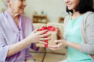 What to give an elderly mother for her birthday