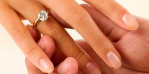 Miracles with sizes: what to do if the ring falls off or cannot be removed from your finger