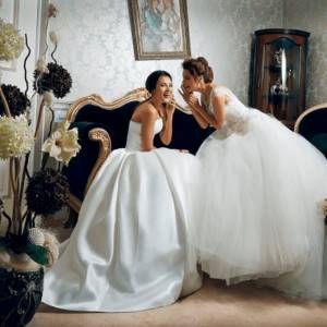 Someone else&#39;s wedding dress: is it possible or not?