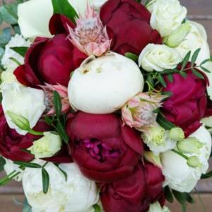 цветные розы в букете невесты