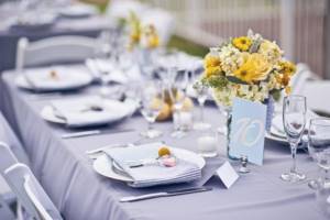 цветы и посадочные карты на свадебном столе