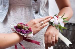 цветы на руку подружкам невесты 10