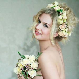 Flowers in the bride&#39;s hair