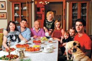 Daria Dontsova with her husband, children and grandchildren