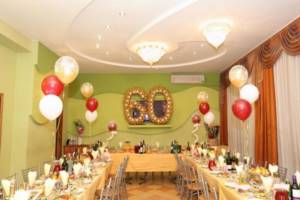 Decoration of the area of ​​the hero of the day with numbers and modest decoration of tables with balloons