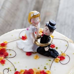decor from figurines for wedding cake