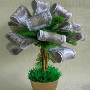 декор растения деньгами в подарок на свадьбу