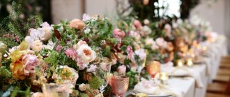 декор свадьбы цветочными гирляндами, цветочный раннер для стола