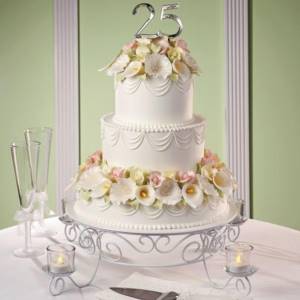 декор свадебного торта живыми цветами