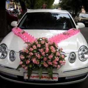 декор свадебной машины живыми цветами