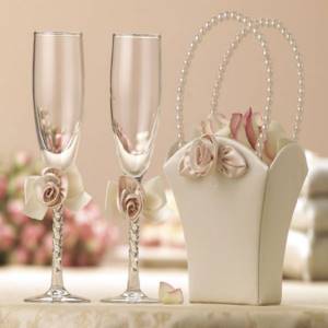Decorative gifts for parents for a pearl wedding: decorated wine glasses