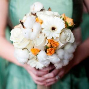 hold a bouquet of cotton in your hands