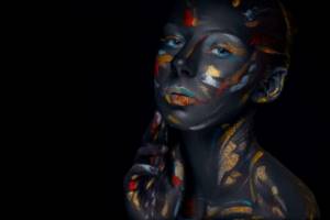 Девушка покрытая краской - фейс арт съемка
