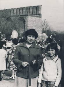 Dina Korzun as a child with her mother