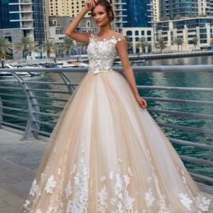 Длинное свадебное платье цвета айвори
