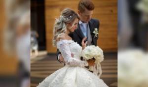 Для торжества Алена Краснова выбрала пышное свадебное платье от Юлии Прохоровой